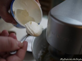 step2: 將蛋黃、杏仁利口酒混合之後隨即加入義式乳酪輕輕拌攪。