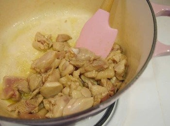 step3: *鍋內入二大匙橄欖油，熱油鍋，煎炒雞肉至8-9分熟後撈起。