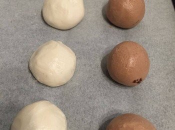 step3: 烤箱先預熱180℃，將麵糰分成像湯圓大小一樣，放在烘焙紙上。掃少許水份在麻糬波波的表面。