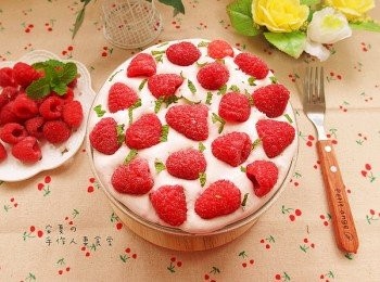 step9: 疊好後放入冰箱定型就完成囉！最後鋪上新鮮覆盆子，灑上糖霜和薄荷葉，增加香氣與口感喔！