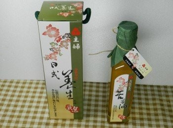 step1: 苦茶油本身的不飽和脂肪酸比橄欖油還要高，也不易起油煙，傳統上都是女性做月子時，與胡麻油互相搭配使用！其實平常拿來涼拌、炒菜或是煮湯也是很棒的喔！