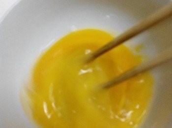 step5: 雞蛋打散=打入容器中，用筷子稍微攪散。