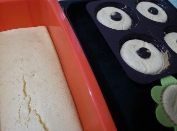 step6: 用170℃(已預熱)焗約20分鐘。如改用7寸蛋糕模焗約35分鐘。(可用竹籤插入蛋糕中央，如沒有粉漿黏著，表示蛋糕已熟透)