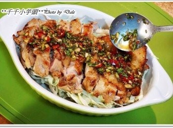 step6: 將冰鎮後的高麗菜絲鋪盤後，將切好的雞肉擺上，將調好的醬料均勻淋在雞腿肉上