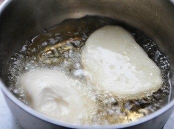 step3: 接著備熱油，將饅頭片下鍋油炸