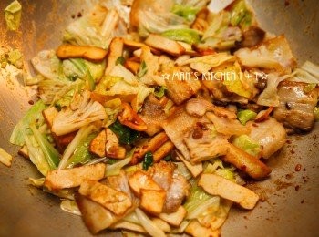 step4: 接著在把豬肉倒回鍋中一起拌炒均勻。