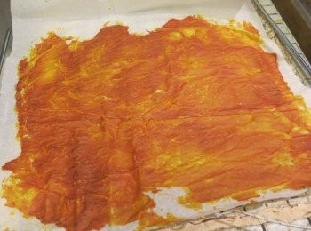 step4: - 把南瓜片烤2－4小時，感覺南瓜完全乾透即可