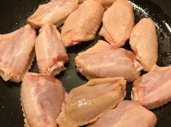 step1: 首先在鑊中爆香<a href="https://bit.ly/3zHU5V3" target="_blank" data-keyword="雞翼" class="guide-link"><strong>雞翼</strong></a> <span style="display:inline-block;vertical-align:middle;margin-top:-3px;color:initial;border-radius:3px;padding:2px 3px;font-size:12px;line-height:14px;background:#87d300;color:#fff;">即買</span> , 待用