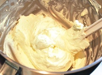 step12: 準備<span class="group_4">表面裝飾</span>：將冰涼的鮮奶油打發，加入奶油乳酪與糖粉攪打均勻