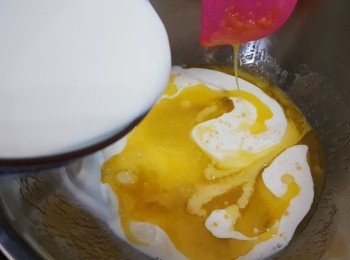 step4: 將全脂奶和溶化牛油倒入雞蛋液中，再混合均勻