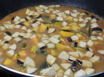 step9: 再下切丁的茄子，蓋上鍋蓋燉煮5分鐘
