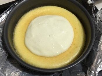 step7: 焗完5分鐘前準備餅面的cream，將糖或糖霜加入酸忌廉攪勻