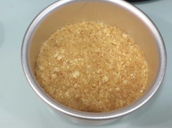 step2: 將消化餅壓碎，倒入座溶了的牛油拌勻，倒入四吋活模內壓平，放入雪柜冷藏