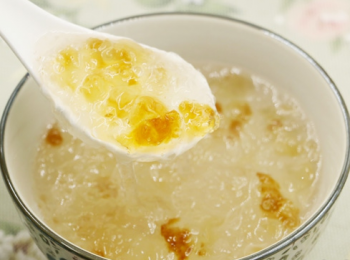 step2: 最後將泡發好的雪蓮子和桃膠一齊放入燉盅中，加適量的水喝冰糖，燉一個小時即可