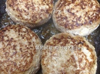step4: 平底鍋倒入沙拉油、油熱後放入漢堡肉用大火煎至兩面呈金黃色、再蓋上蓋子以小火煎15分即可
