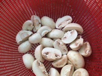 step1: 1)將爆香洋蔥粒再加入其餘蔬菜放入一湯匙咖哩粉炒勻