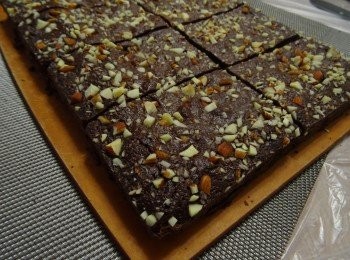 step6: 因個別焗爐溫度或有偏差, 焗15分鐘用牙籤插入Brownies, (拔出時上有少少濕潤便OK) 觀察後之後再加減焗的時間, 如果過熟口感會乾燥呀。