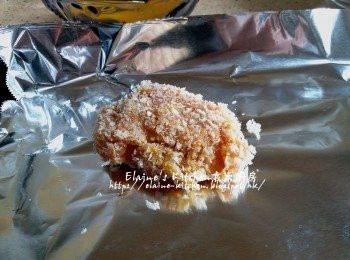 step9: 期間將其餘六件的雞塊沾上蛋液(1隻雞蛋打散)及麵包糠