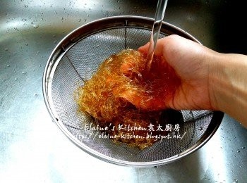 step5: 木耳絲浸至軟身後沖洗乾淨及瀝乾 , 素翅亦用水沖一沖洗及瀝乾