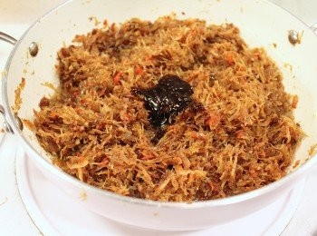 step13: 最後加入調味料拌勻，可試味再調較自己喜愛的鹹度。關火待涼及令味道隔和後放入已消毒的玻璃瓶罐中，置冰箱下層保存。