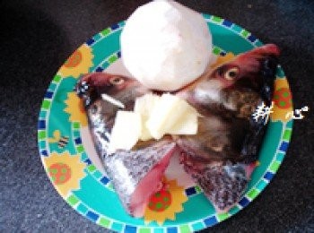 step1: 備好<span class="group_1">食材</span>，魚頭、芋頭、薑片。