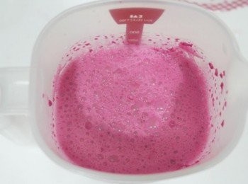 step3: 顏色很粉嫩~~~ 打完之後過篩只留果汁的部分~渣渣就不用了^^"