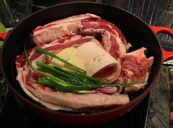 step2: 鍋中倒入適量水，放入已清洗好的整塊牛腩、2片薑、蔥段和米酒川燙去血水後，沖洗乾淨。