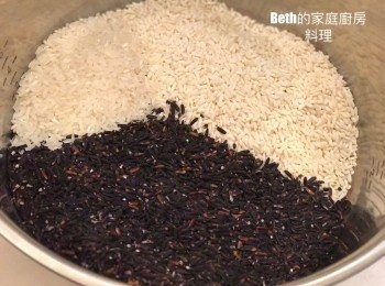 step1: 米洗淨泡水2小時，瀝乾水分，電鍋外鍋1.3米杯按下煮飯鍵