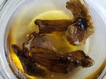step2: 牛肝菌浸水15-20分鐘，牛肝菌水留用