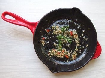 step8: 將香料&蒜茉煸出香氣，再和土豆一起稍做翻炒。