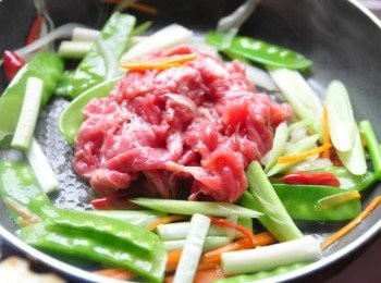 step3: 接著放入以【<span class="group_2">醃料</span>】醃好的牛肉拌炒