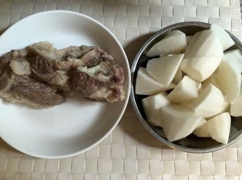 step1: 牛坑腩飛水，白蘿蔔批皮切件備用；