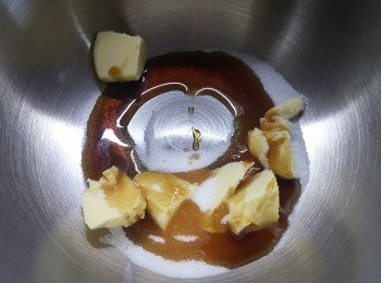 step2: 無鹽牛油室溫放軟，加入砂糖同糖漿，打至糖完全溶化
雞蛋+蛋黃打發成蛋液，慢慢加入牛油中，繼續拌勻
