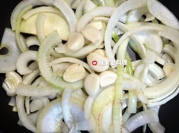 step6: 洋葱變透明時（代表甜味釋出了），放入蒜頭拌炒。