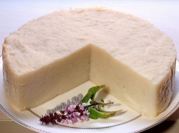 step12: 剛蒸完的蘿蔔糕是軟的，需放涼才能定型形及切塊。