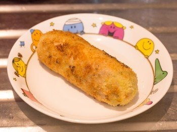 step15: 易潔鑊開中大火，下多一點點油，等油熱後放雞卷煎至每面金黃色，上碟，趁熱用利刀一刀刀切開。完成