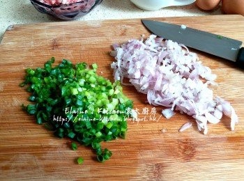 step1: 乾蔥頭去衣切碎 , 蔥切細粒