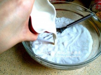 step3: 糖水待涼10分鐘後加入椰漿及淡忌廉拌勻備用