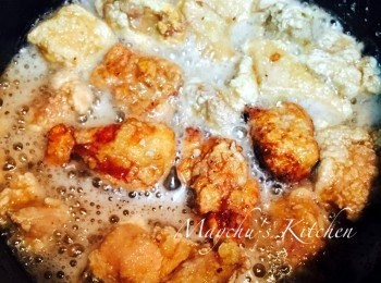 step4: 鍋內加入約半厘米深的油，大火燒熱至180度，轉中火。準備1碗生粉，肉排逐件從<span class="group_2">醃料</span>中取出然後撲滿生粉，放入油中以半煎炸方式煎至金黃色並脆身。