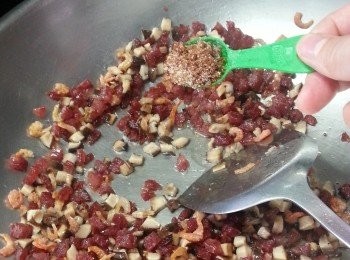 step9: 再落砂糖炒至香透,盛出待用