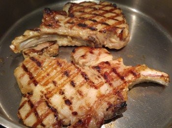 step8: 測試豬扒只需用筷子容易插入即表示全熟。