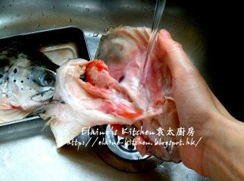 step1: 三文魚頭用水沖洗兩面至乾淨
