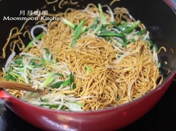 step3: 起油鑊，下芽菜及韮菜炒熟，先盛起備用。再起油鑊，下油2湯匙，加入麵條及調味兜炒。