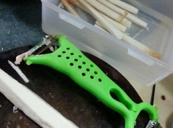 step7: 將淮山切段批成圓柱狀,放入鹽水浸防黑色