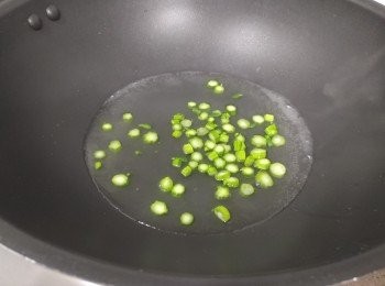 step4: 準備<span class="group_2">芡汁</span>;  將雞湯煮滾， 加入菜粒煮一會