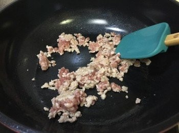 step4: 另一鍋子, 煮熱少許油, 中大火加入肉碎炒散至轉色