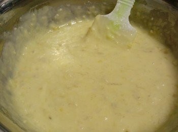 step4: 將已過篩的粉類加入麵糊內，以切拌方法拌至無粉粒即可（切勿過度及大力翻拌）