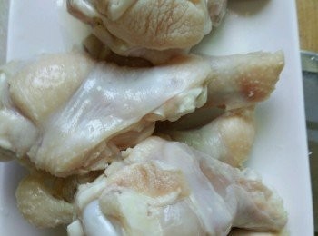 step1: 雞腿洗淨備用。