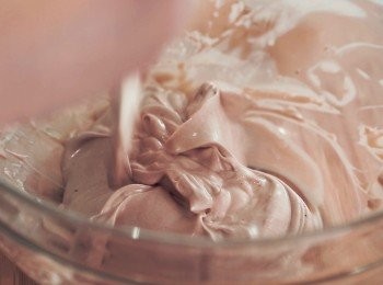 step6: 將步驟2-5完全混合，倒入早前己做好餅底既蛋糕模內掃，盡量平餅面