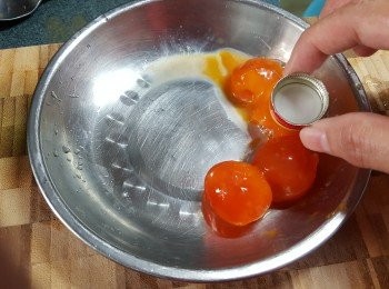 step1: 咸蛋隔去蛋白後,蛋黃用1樽蓋玫瑰露酒淋在面,再蒸8分鐘備用